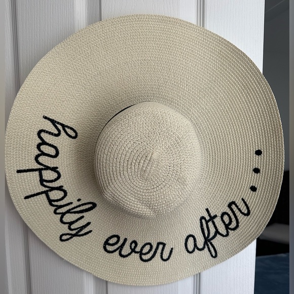 Happily Ever After.. Straw Hat - Picture 4 of 4